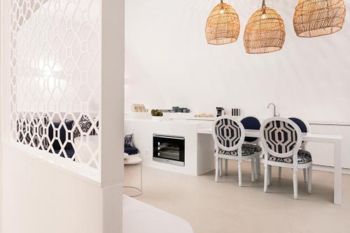 Ein Sitzbereich in der Unterkunft Kamini Santorini Villas