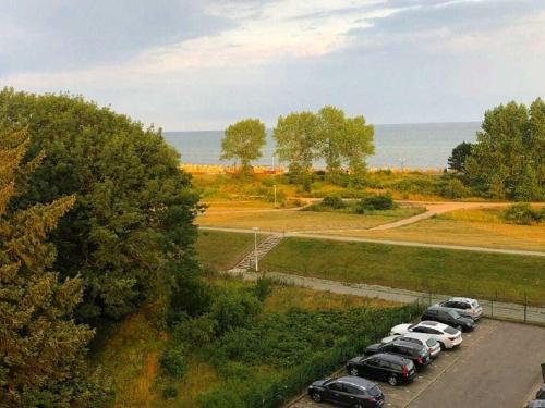 a row of cars parked in a parking lot at App Strandnest mit Meerbl mit Strandkorb am nahen Strand by Unsere Urlaubszeit in Grömitz