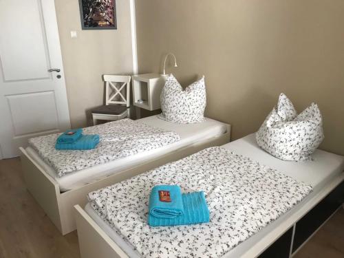 two beds with towels on them in a room at Ferienwohnung Eckloff in Lutherstadt Wittenberg