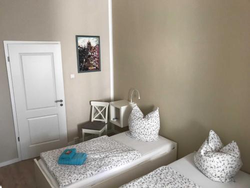 a bedroom with two twin beds and a door at Ferienwohnung Eckloff in Lutherstadt Wittenberg