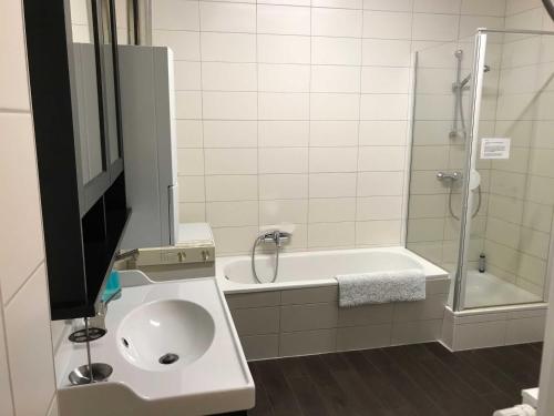 a bathroom with a sink and a bath tub at Ferienwohnung Eckloff in Lutherstadt Wittenberg