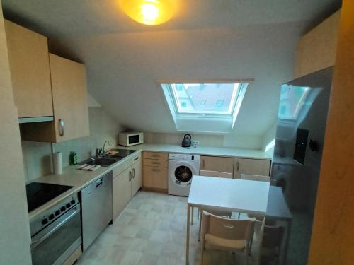 una pequeña cocina con fregadero y ventana en 3 Zimmerwohnung optimal für Monteure en Reutlingen