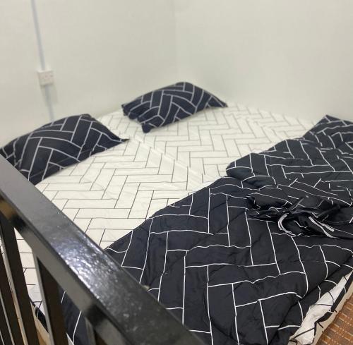 Postel nebo postele na pokoji v ubytování Cik Misi Homestay
