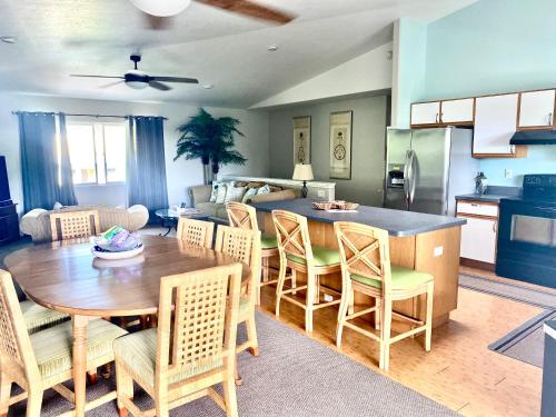 Una cocina y una sala de estar con mesa y sillas. en The big house - 30 days, en Kailua-Kona
