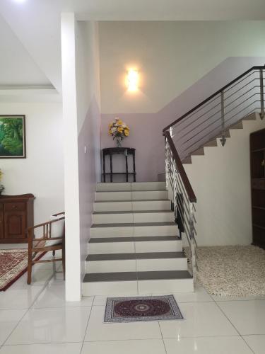 uma escada numa casa com uma escada em Kasih D'Sarina em Jitra