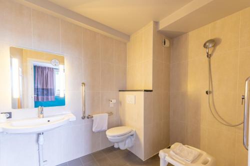 リュザンにあるB&B HOTEL Lieusaint Carré Sénartのバスルーム(洗面台、トイレ、シャワー付)