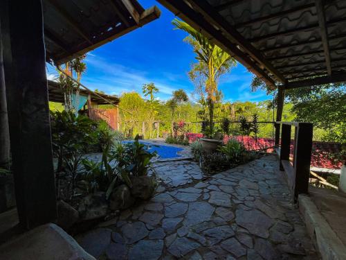 uma vista para um jardim a partir do exterior de uma casa em Princesa de la Luna Ecolodge em La Fortuna