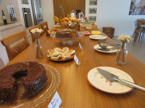 a table with a chocolate cake on top of it at Casa francesa de Piraju in Piraju