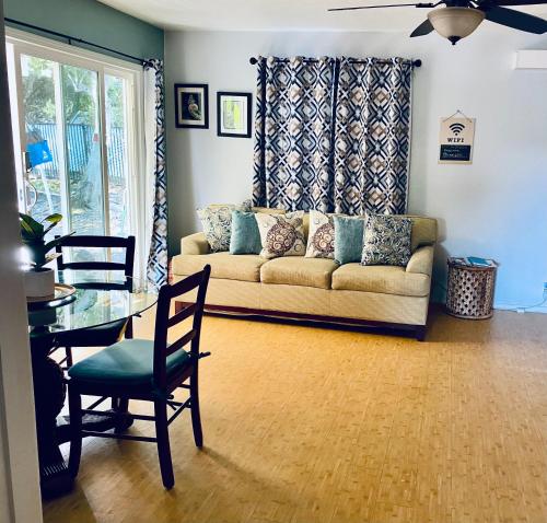 una sala de estar con un sofá y una mesa en The cozy big studio -30 days, en Kailua-Kona