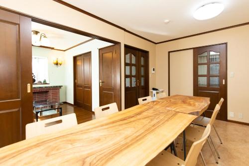 a dining room with a wooden table and chairs at 品川ウィステリアレジデンス - Shinagawa Wisteria Residence in Tokyo