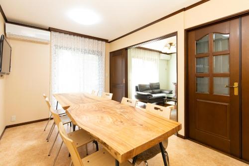 a dining room with a wooden table and chairs at 品川ウィステリアレジデンス - Shinagawa Wisteria Residence in Tokyo