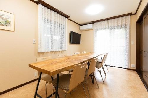 a conference room with a wooden table and chairs at 品川ウィステリアレジデンス - Shinagawa Wisteria Residence in Tokyo