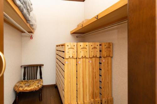 a room with wooden cabinets and a chair in a room at 品川ウィステリアレジデンス - Shinagawa Wisteria Residence in Tokyo