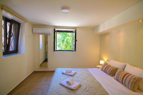 ein Schlafzimmer mit einem großen Bett mit zwei Handtüchern darauf in der Unterkunft The house under the rocks of Meteora 2 in Kalambaka