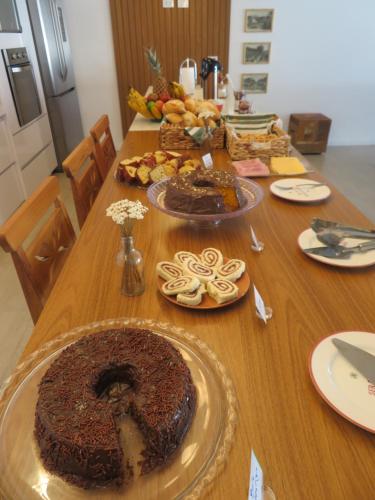 a table with a large chocolate cake on it at Casa francesa de Piraju in Piraju