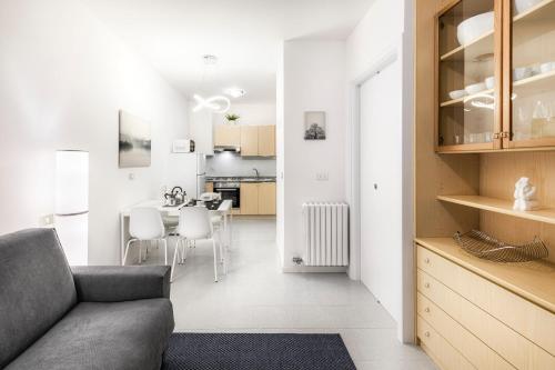 a living room and kitchen with a couch and a table at Kya Venice and Beach House: Venezia, mare e laguna in Cavallino-Treporti