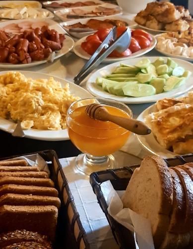 una mesa llena de diferentes tipos de comida en platos en Vezyuva House, en Bansko