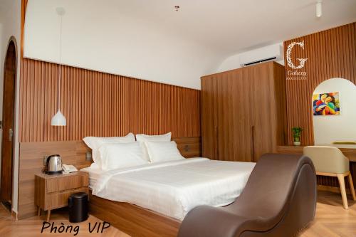 une chambre d'hôtel avec un lit et une chaise dans l'établissement Galaxy Hotel 3, à Hô-Chi-Minh-Ville
