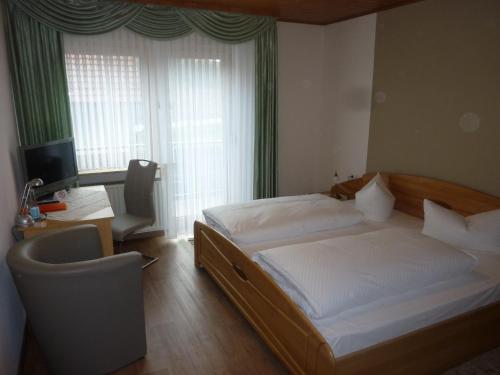 Кровать или кровати в номере Gasthaus Gonnermann