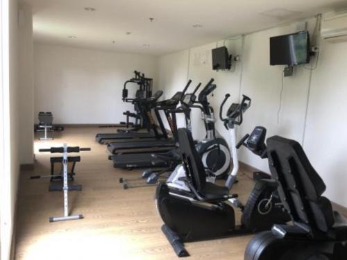 Fitness centrum a/nebo fitness zařízení v ubytování APARTMENT TREEPARK BSD STUDIO by HW APARTMENT