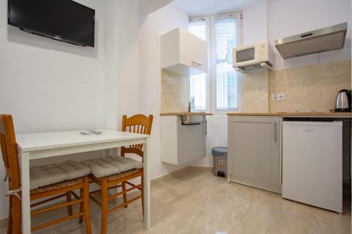 a small kitchen with a table and chairs in a room at altea home centre one badroom in Altea
