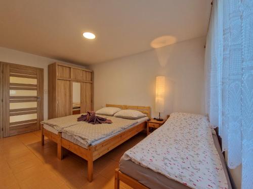1 Schlafzimmer mit 2 Betten in einem Zimmer in der Unterkunft Apartmán U řeky in Česká Ves