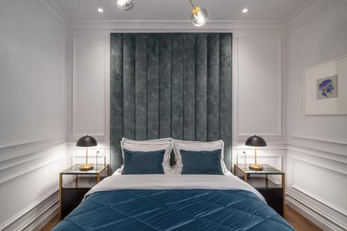 Posteľ alebo postele v izbe v ubytovaní Praxitelous Luxury Suites