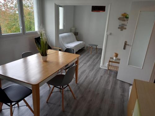 ein Wohnzimmer mit einem Holztisch und Stühlen in der Unterkunft L'escale champenoise , wifi garage parking privè gratuit in Châlons-en-Champagne