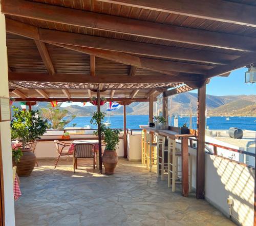 eine Terrasse mit Bar und Blick auf das Wasser in der Unterkunft Grikos Hotel in Grikos