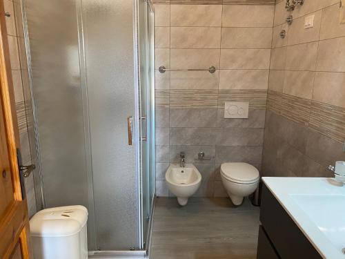La salle de bains est pourvue d'une douche, de toilettes et d'un lavabo. dans l'établissement Villetta Guardiano del faro con piscina, à Leuca