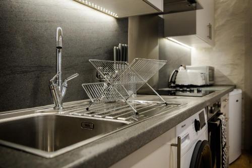 um lavatório de cozinha com um suporte para secar pratos em Crieff House em Crieff