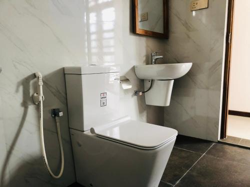 un bagno con un water e un lavandino di BV Residence a Tangalle