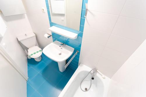  Tetras Pedrous -  Room  picture :   Bath    TV    Kitchenette                           