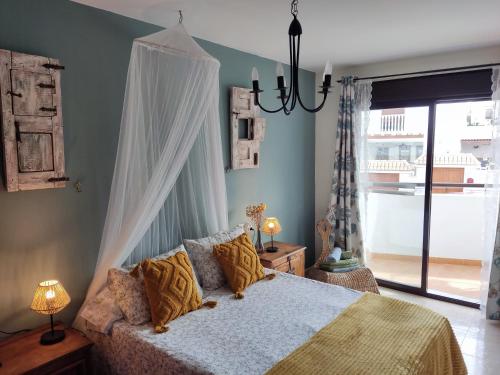 A bed or beds in a room at LA PITA- Terraza con vistas al mar & parking, a 1 min de la playa