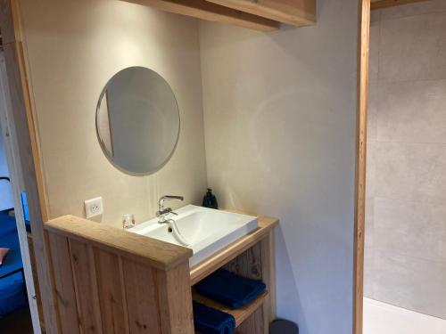 un bagno con lavandino e specchio di :Le tchanqué du bassin d'arcachon a Lège-Cap-Ferret