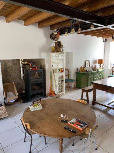 sala de estar con mesa y fogones en Busset Liages situé dans le Bourbonnais jusqu’à 6 personnes, en Busset