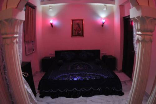 Una cama o camas en una habitación de Rani Mahal Hotel
