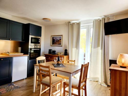 Kuchyň nebo kuchyňský kout v ubytování Appartement cosy 4 personnes charme estival à la montagne