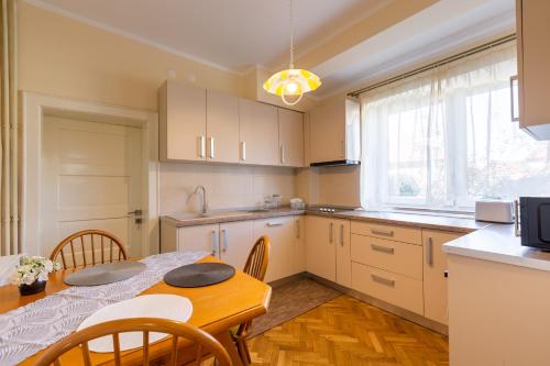 een keuken met een tafel en een eetkamer bij CASA PANORAMA in Cisnădie