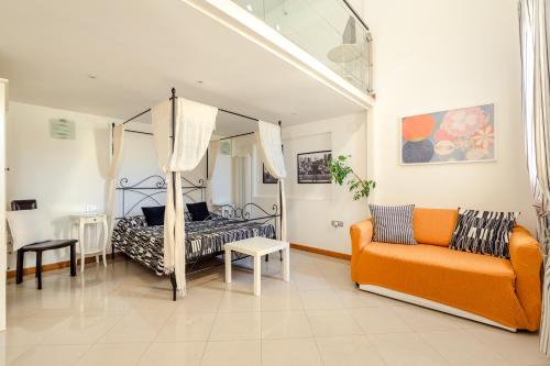 ein Wohnzimmer mit einem Bett und einem Sofa in der Unterkunft Al Campanile Madonna dell'Orto in Venedig