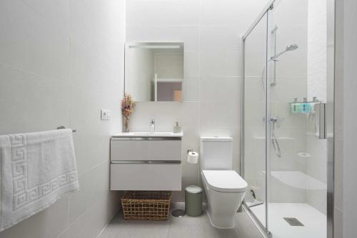 拉古納的住宿－Los Adelantados El Aljibe Live Canarias，浴室配有卫生间、盥洗盆和淋浴。
