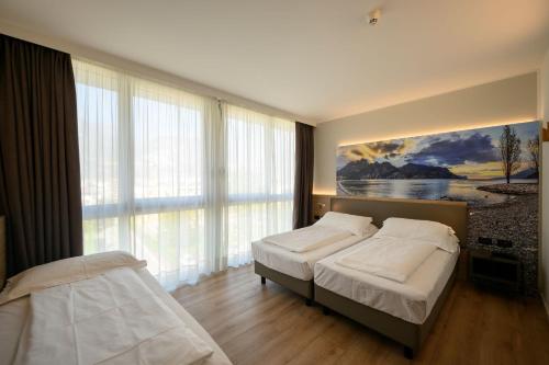 Postel nebo postele na pokoji v ubytování Ambassador Suite Hotel