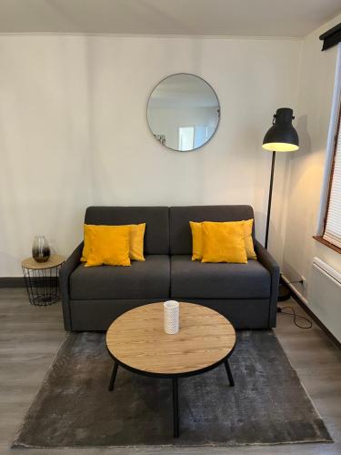 uma sala de estar com um sofá e uma mesa em Appartement cosy hyper centre colmar em Colmar