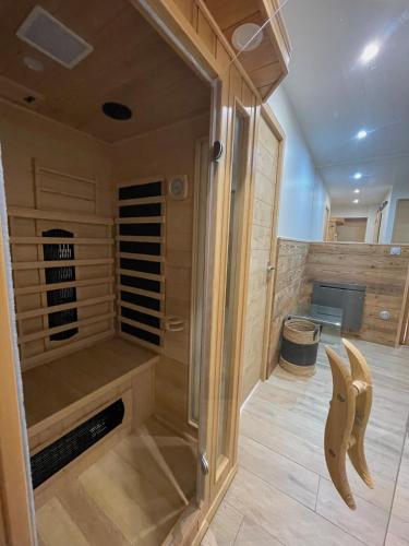 - un sauna avec une porte en verre dans la pièce dans l'établissement CHALET MONT BLANC, à Combloux