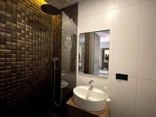 La salle de bains est pourvue d'un lavabo et d'un miroir. dans l'établissement Denize Sıfır, Havuz Manzaralı, Bodrum Merkezde 1+1, à Bodrum City