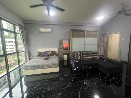 1 dormitorio con 1 cama, 1 silla y ventilador de techo en 23-Mount Austin Palazio ModernHome Studio Wi-Fi TvBox, en Johor Bahru