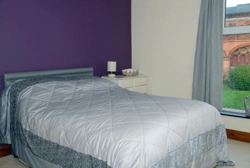 1 dormitorio con cama y ventana en Seashells Cottage en Gorleston-on-Sea