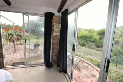 Taman di luar The Riverstone - Romantic Hideaway by the River - loadshedding free!