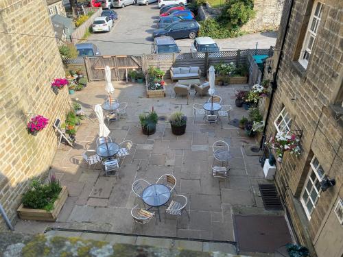 una vista aérea de un patio con mesas y sillas en Talbot House Bed & Breakfast and Tearoom en Pateley Bridge