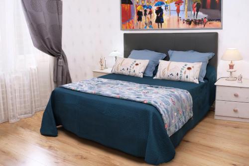 CoutrasにあるVilla Margueriteのベッドルーム1室(青い掛け布団、枕付)